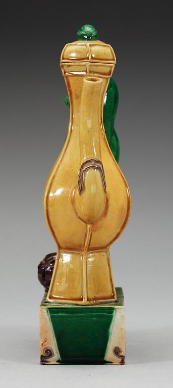 A famille verte wine ewer with a cover, Qing dynasty, Kangxi (1662-1722).