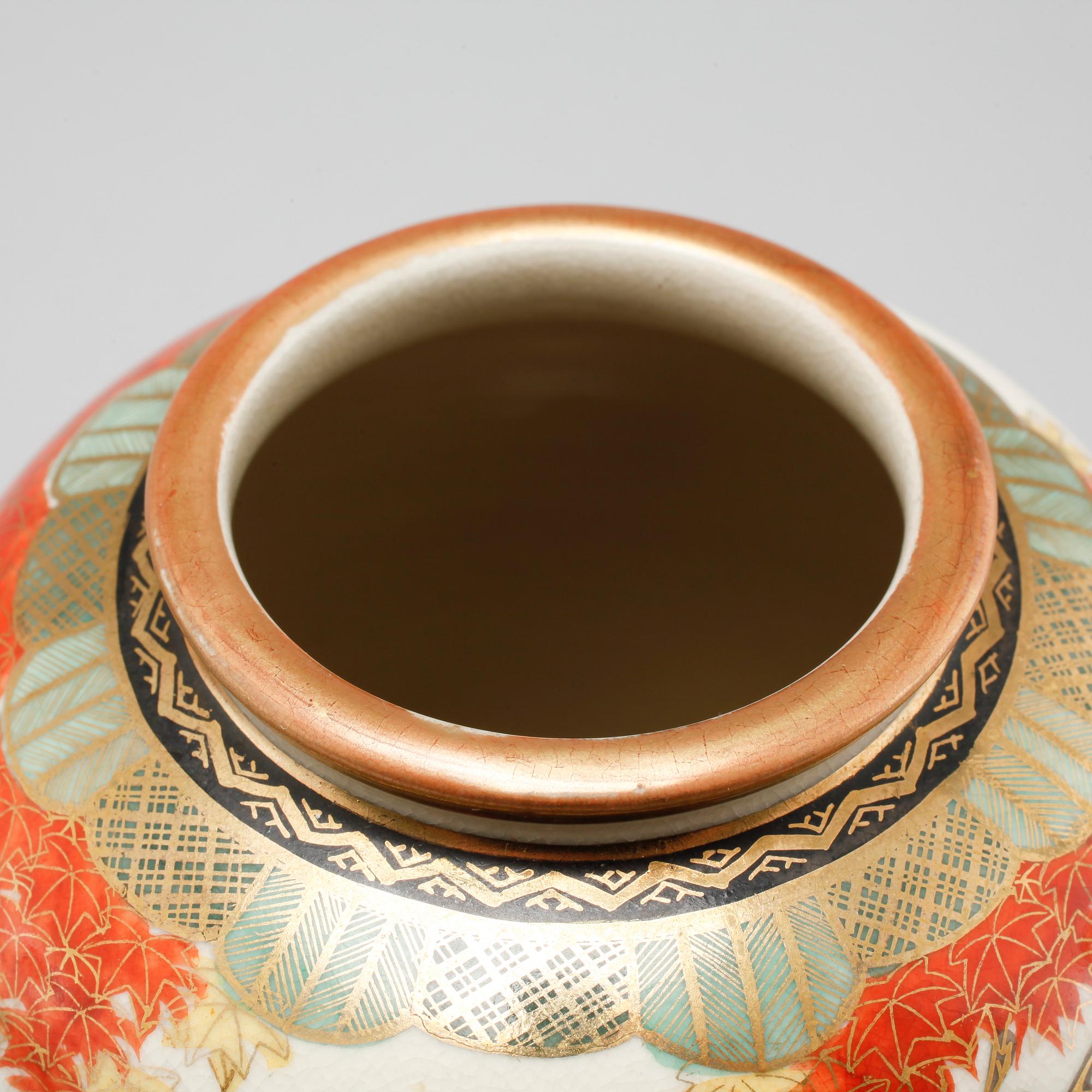 A pair of japanese vases, first half of the 20th century.