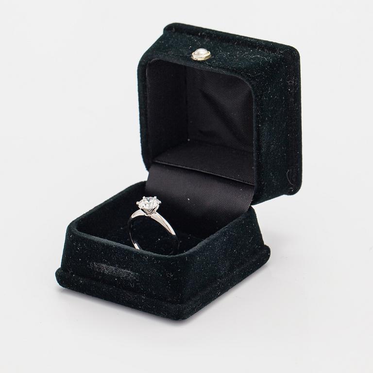 An 18K white gold ring with a ca 1.23 ct brilliant-cut diamond. With GIA certificate.