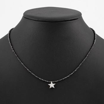 Collier, Atelier Ajour, svarta diamanter med hänge stjärna med briljantslipade diamanter.
