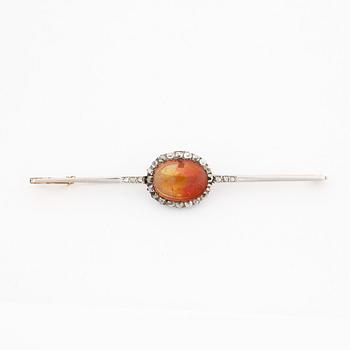 BROSCH, 18k guld med rosa opal och rosenslipade diamanter. Vikt 8g.