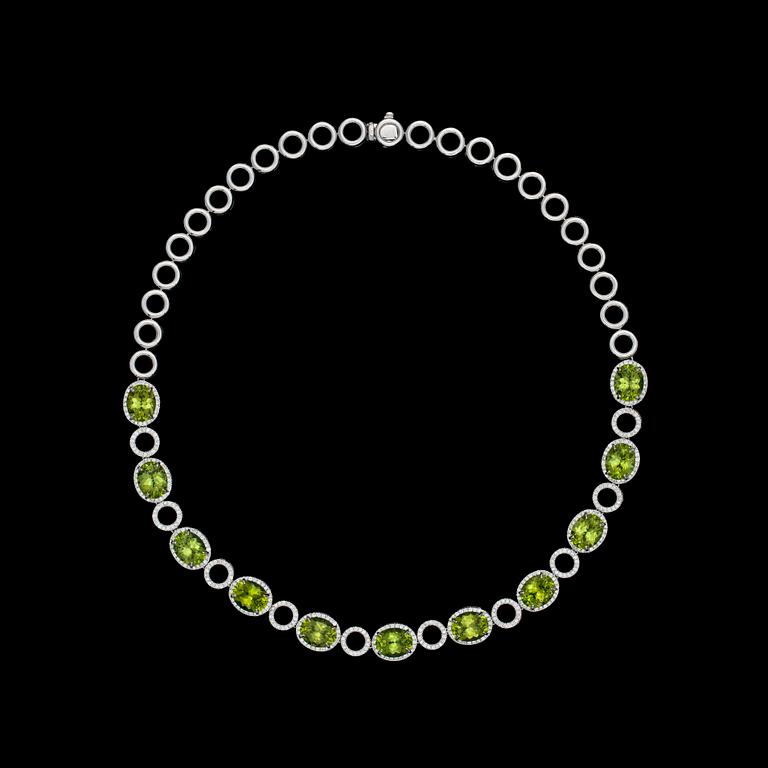 COLLIER, fasettslipade peridoter, 31.78 ct samt briljantslipade diamanter, tot. 2.91 ct.