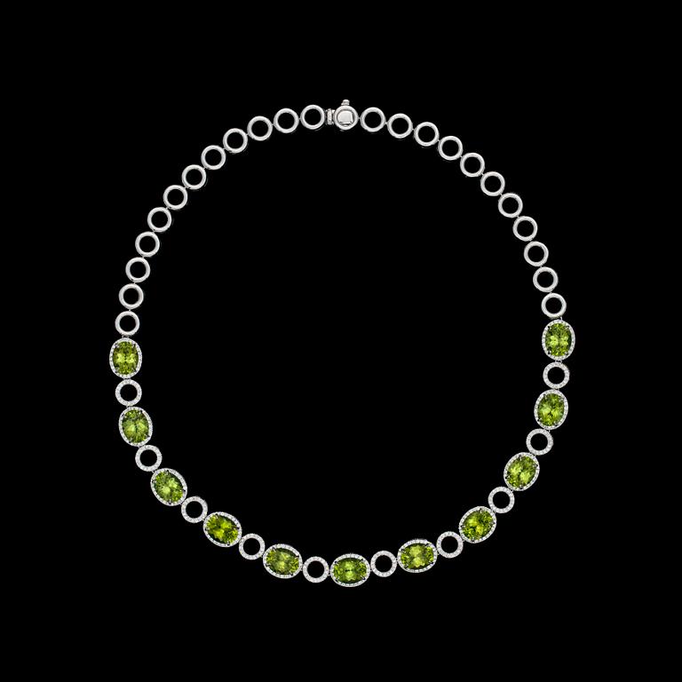 COLLIER, fasettslipade peridoter, 31.78 ct samt briljantslipade diamanter, tot. 2.91 ct.