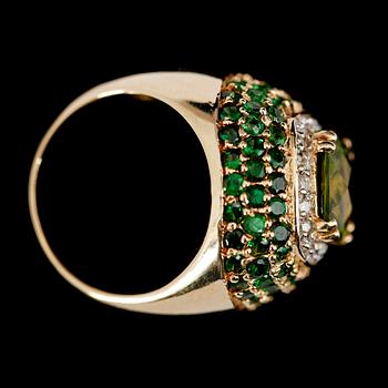 RING, 14 k guld, grön peridot ca 3.0 ct, diamanter tot ca 0.25 ct, gröna stenar, 4.0 ct. Total vikt ca 14 g.
