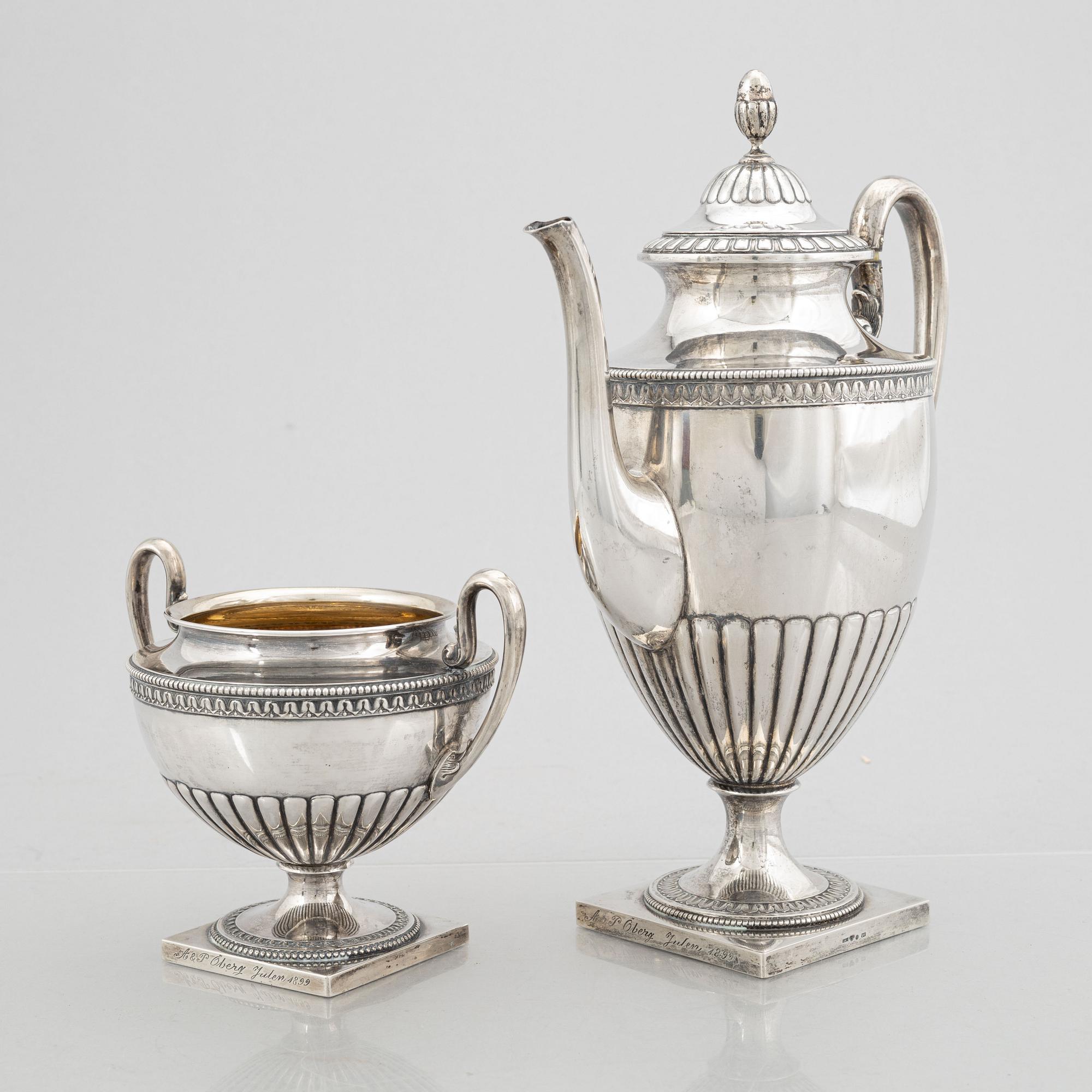 Kaffekanna samt sockerskål, silver, empirestil, GAB, Stockholm 1898-99.