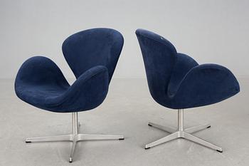 FÅTÖLJER, ett par, "Svanen", Arne Jacobsen för Fritz Hansen, 2000-tal.