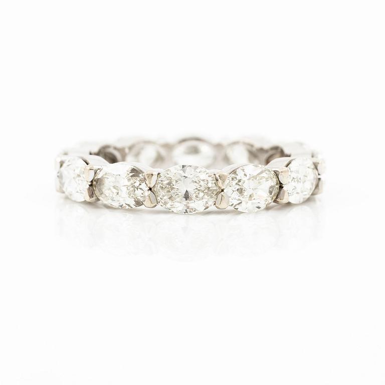 Ring, full eternity band in 18K white gold with oval-cut diamonds.