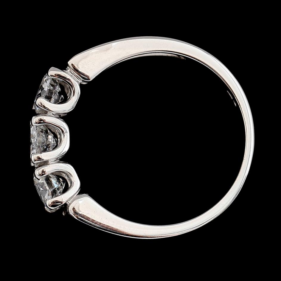 RING, 18 k vitguld, 3 briljantslipade diamanter tot ca 1.14 ct.