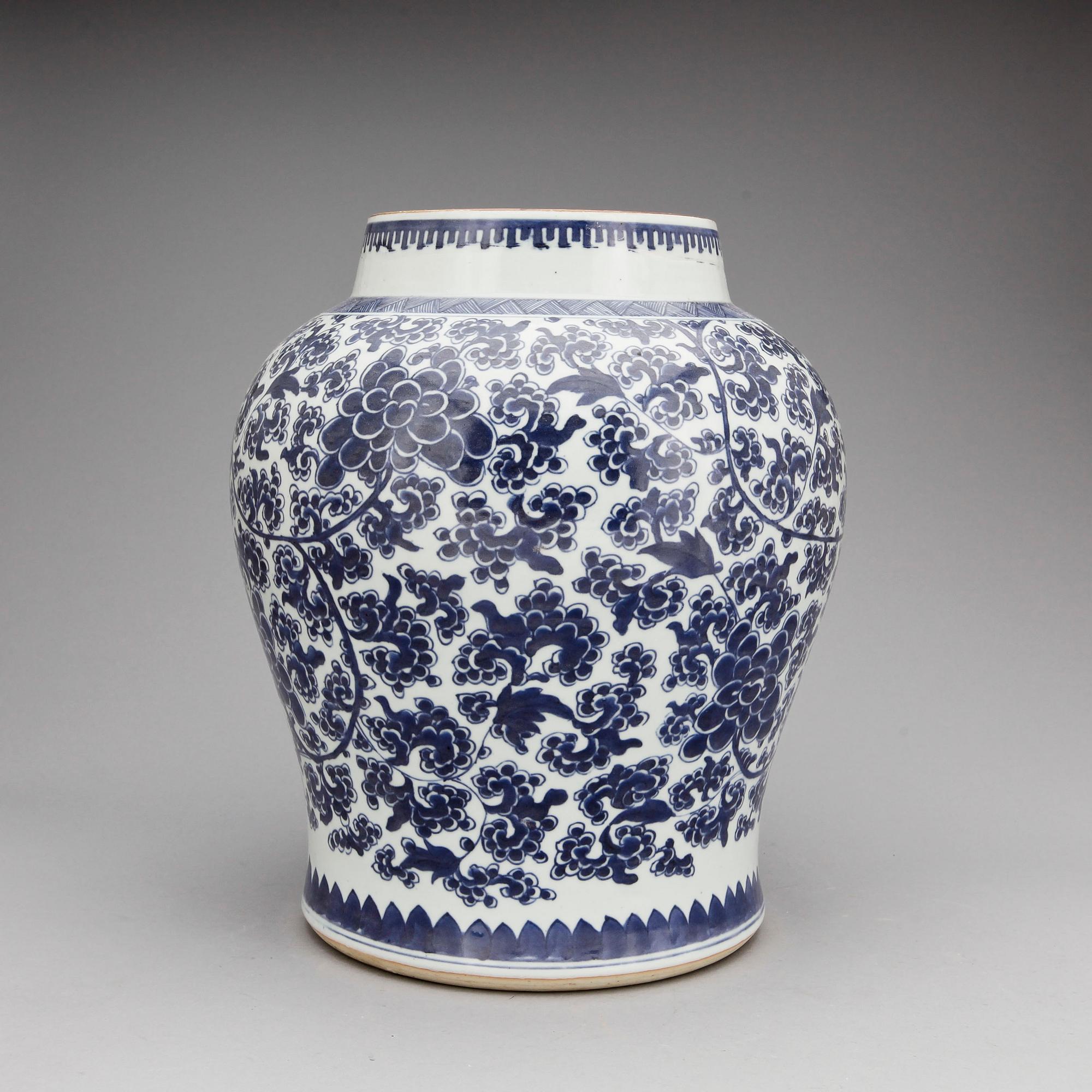 URNA, porslin. Qing dynastin.