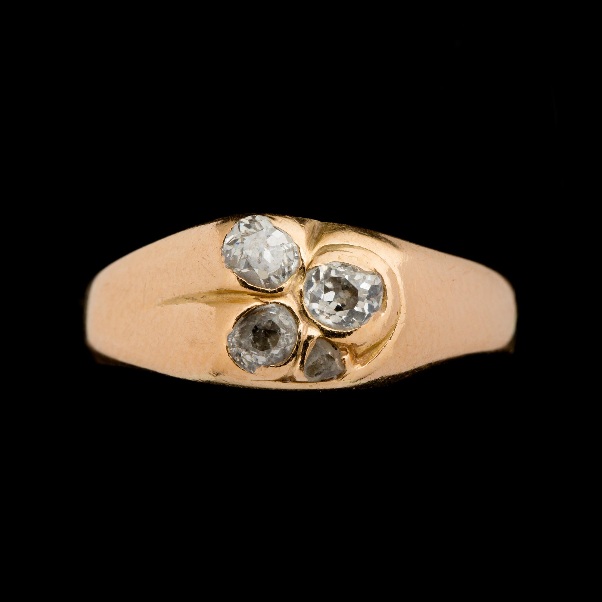 RING, 18K guld med 4 fasettslipade diamanter, Verner A Olssons AB, Helsingborg 1960. Vikt ca 3 gram.