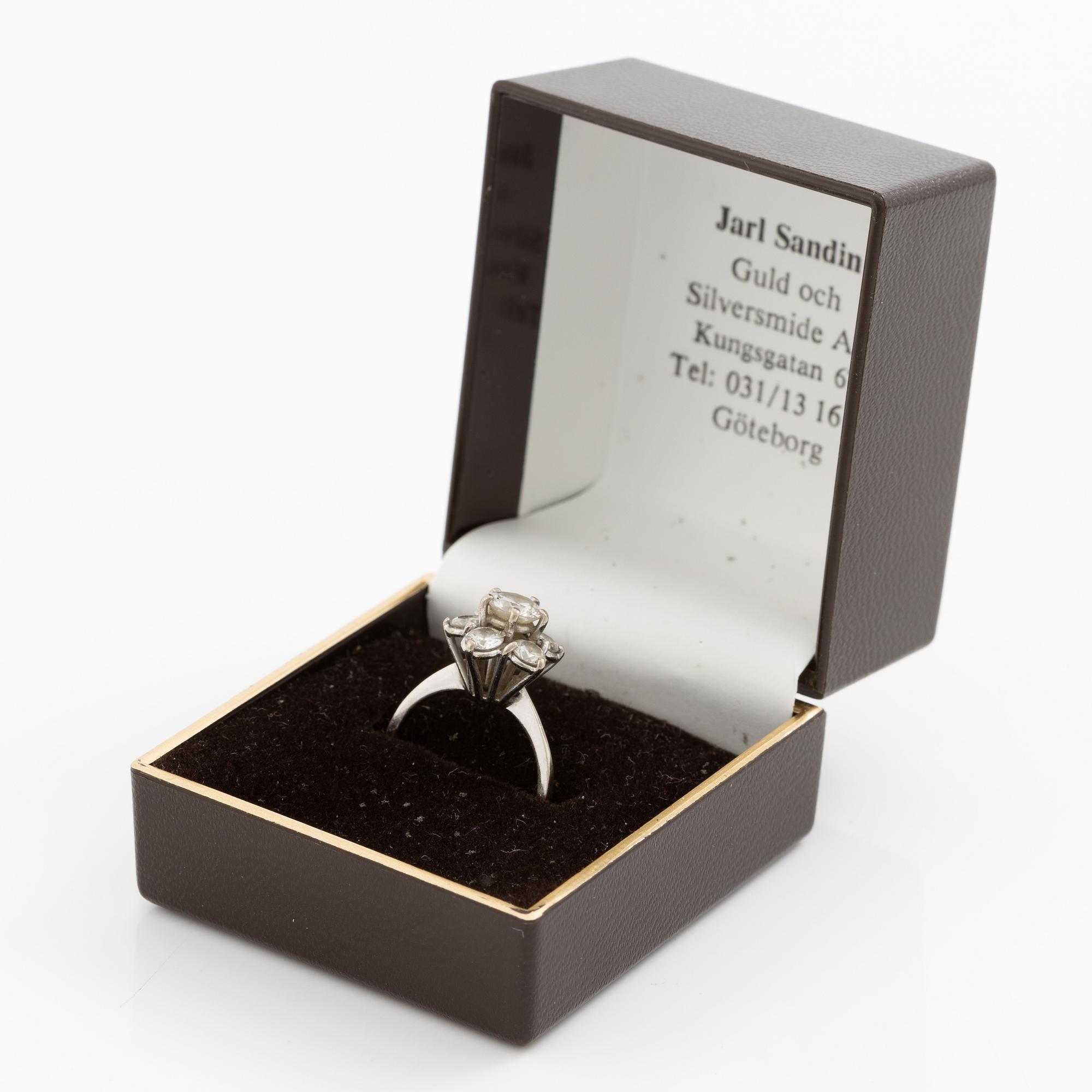 Ring, cameo model, white gold with brilliant-cut diamonds.