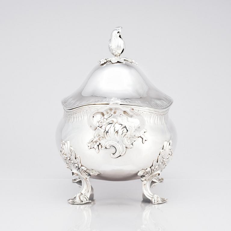 A Baltic 18th century silver tureen with lid. Mark of Daniel Lundgren (Reval 1771-83).