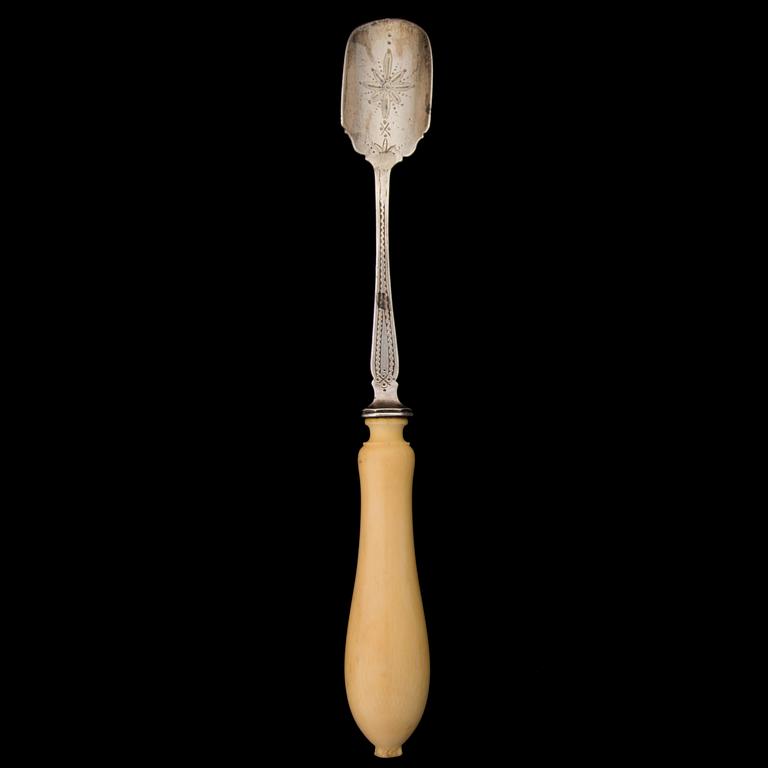 A ENGLISH VICTORIAN SILVER STILTON SCOOP.