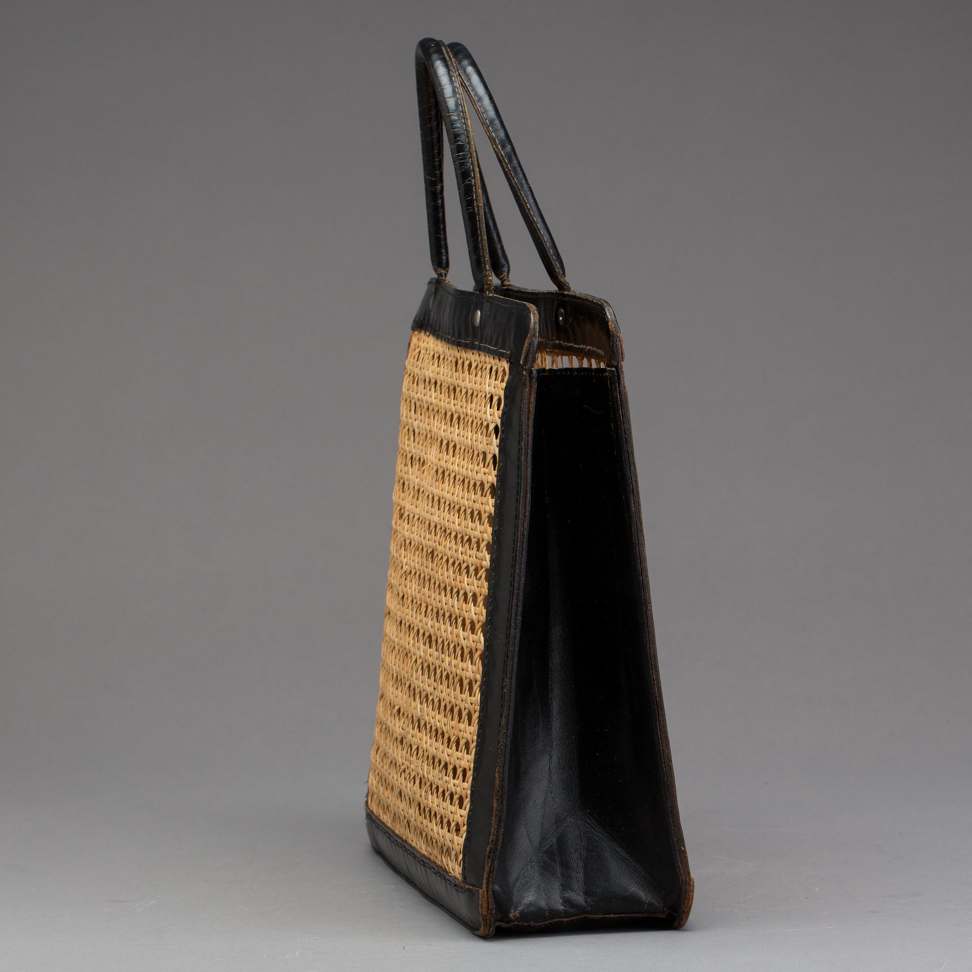 VÄSKA, svart skinn samt rotting. 1960-tal.