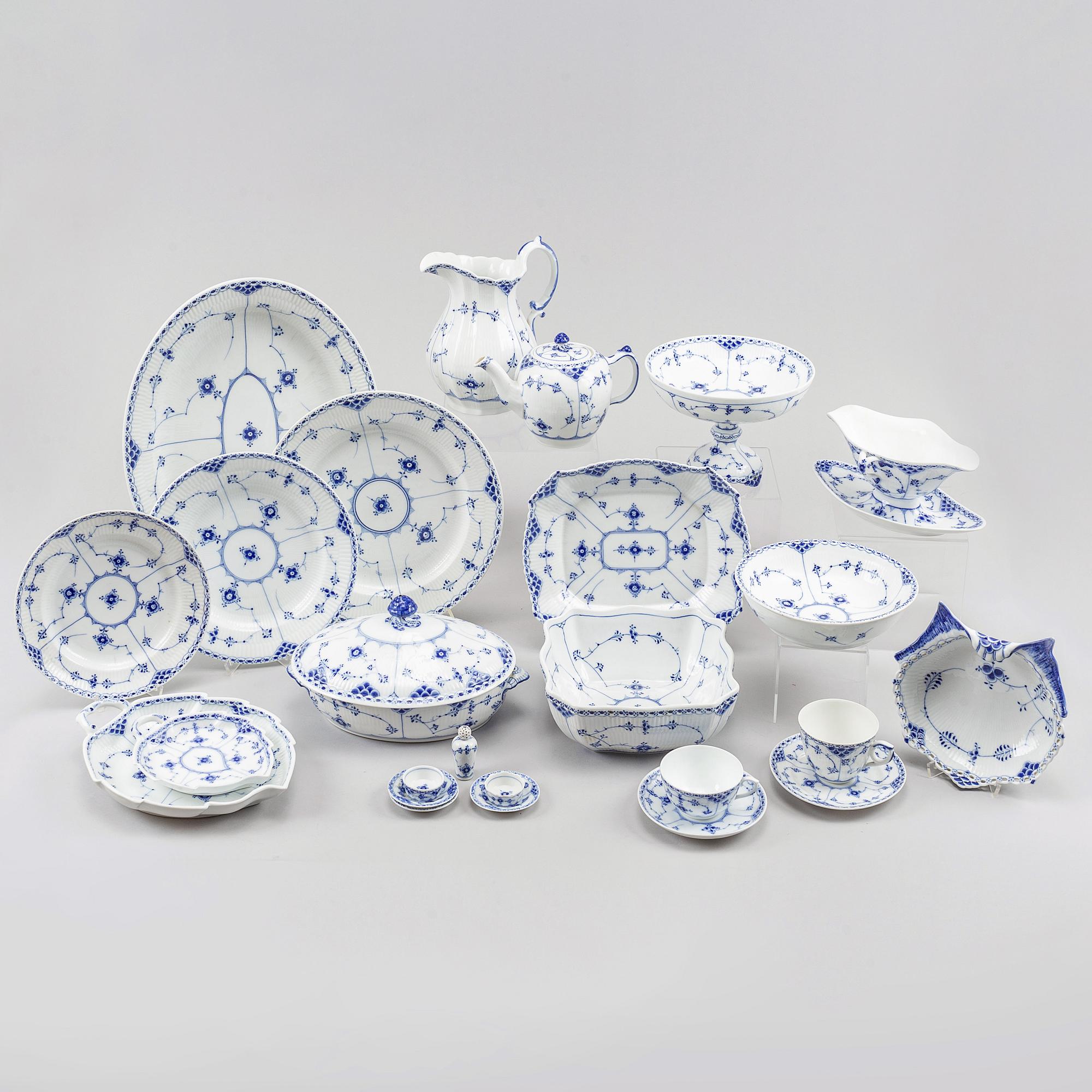 Royal Copenhagen, mat- samt kaffeservis, 85 delar, porslin. "Musselmalet", Danmark, 1900-tal.