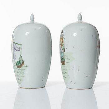 A pair of Chinese porcelain urns with covers, second part of the 20th century.