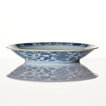 Fat, porslin. Qingdynastin, med Qianlongs märke och tid (1736-95).