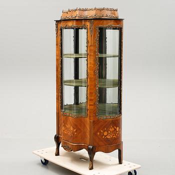 VITRINSKÅP, Louis XVI-stil, 1900-talets första hälft.