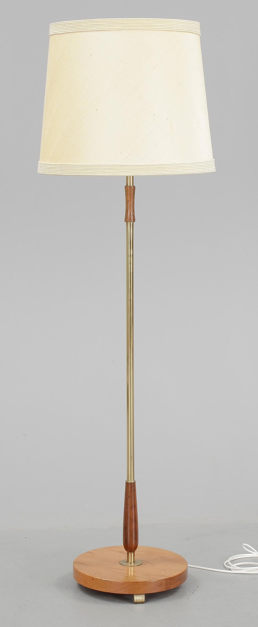 GOLVLAMPA, mässing och trä, 1900-talets andra hälft.