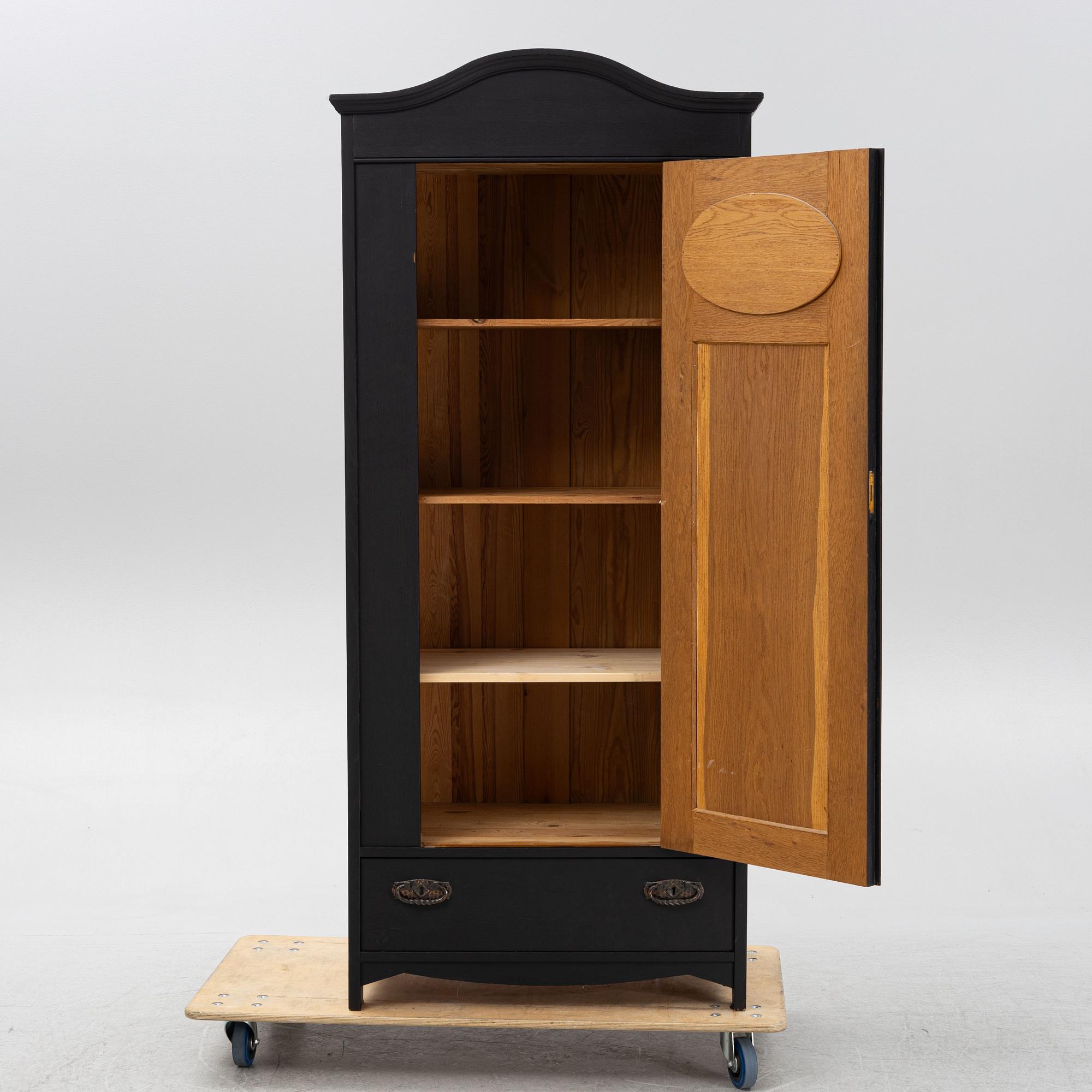 Klädskåp, tidigt 1900-tal.