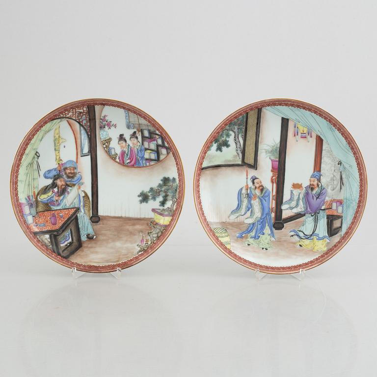 A pair of porcelain dishes, China, 20th century.