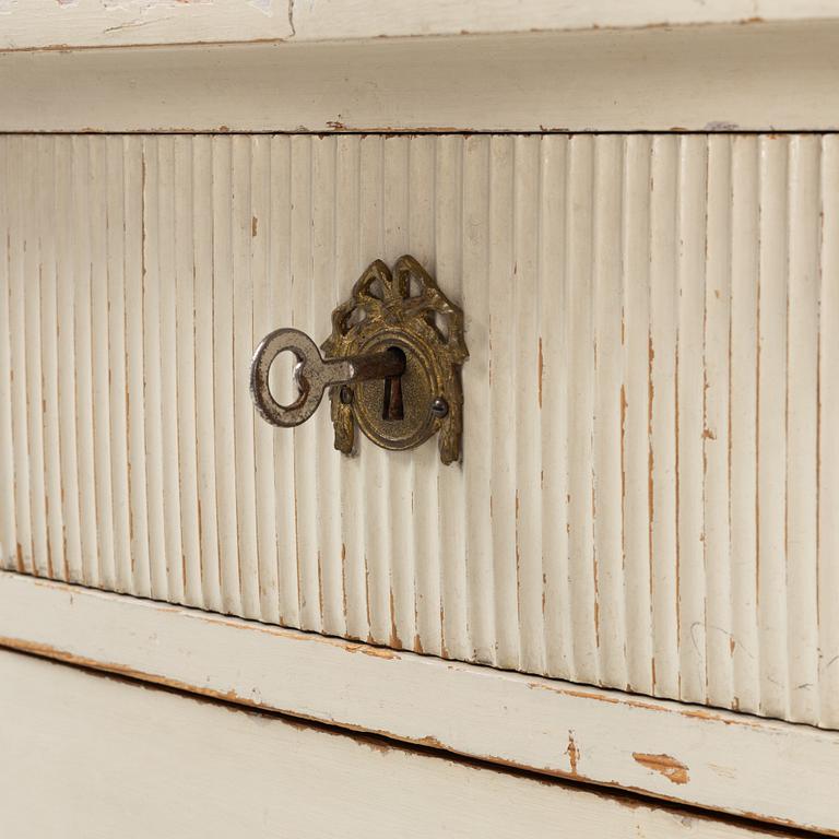 A painted oak chest of drawers from around the year 1900.