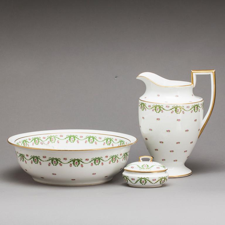 TVÄTTSERVIS, 3 dlr, tidigt 1900-tal, en del märkt Limoges, porslin.