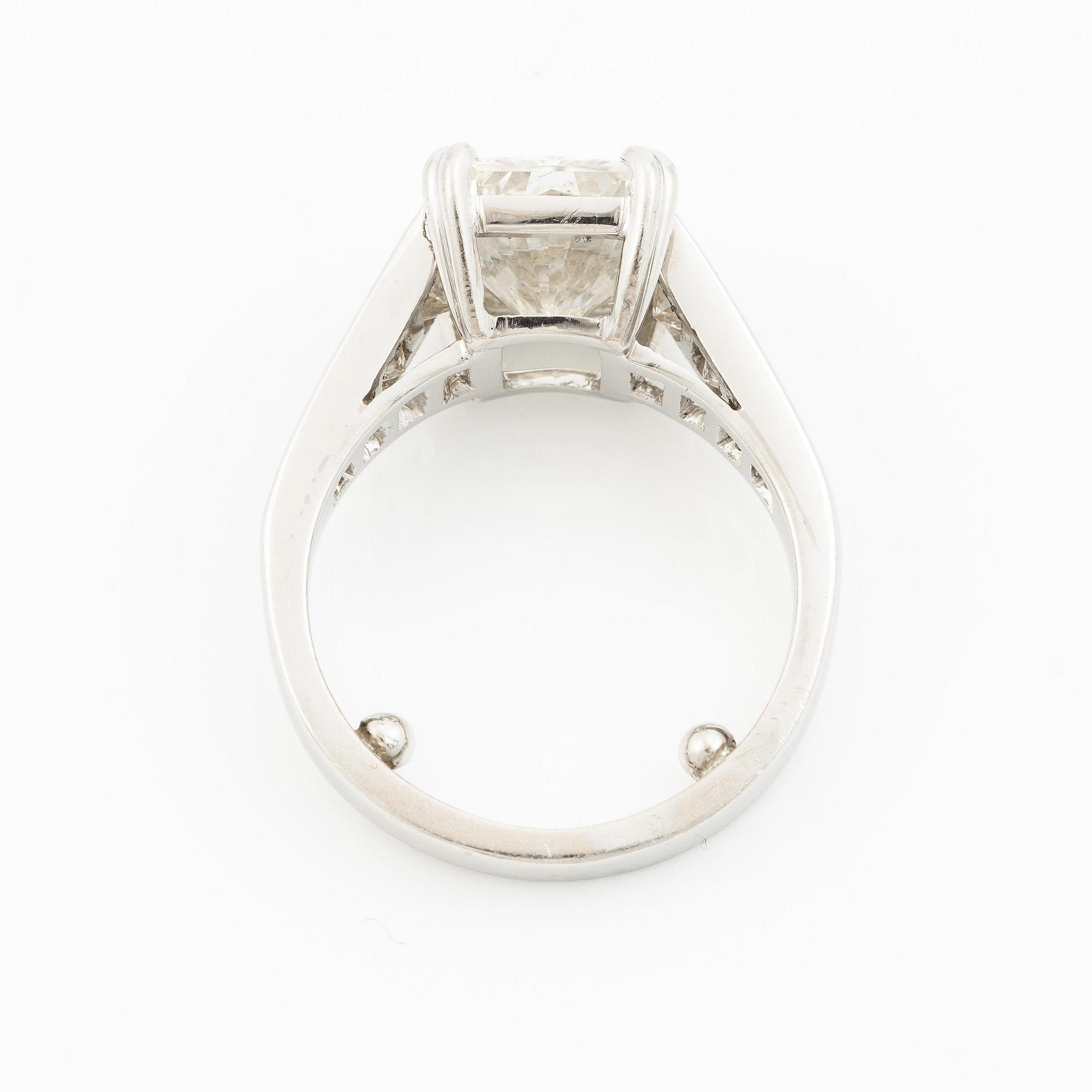 Ring platina med en radiantslipad diamant.