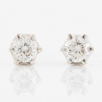 A pair of earrings in 18K gold set with round brilliant-cut diamonds.