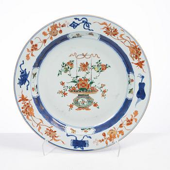 A large imari and famille verte dish, Qing dynasty, Kangxi (1662-1722).