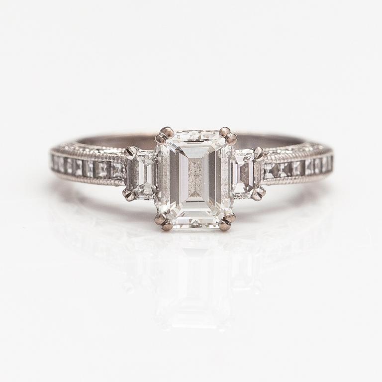 Sormus, 18K valkokultaa, timantteja n. 1.71 ct yht. Tacori. GIA -todistuksella.