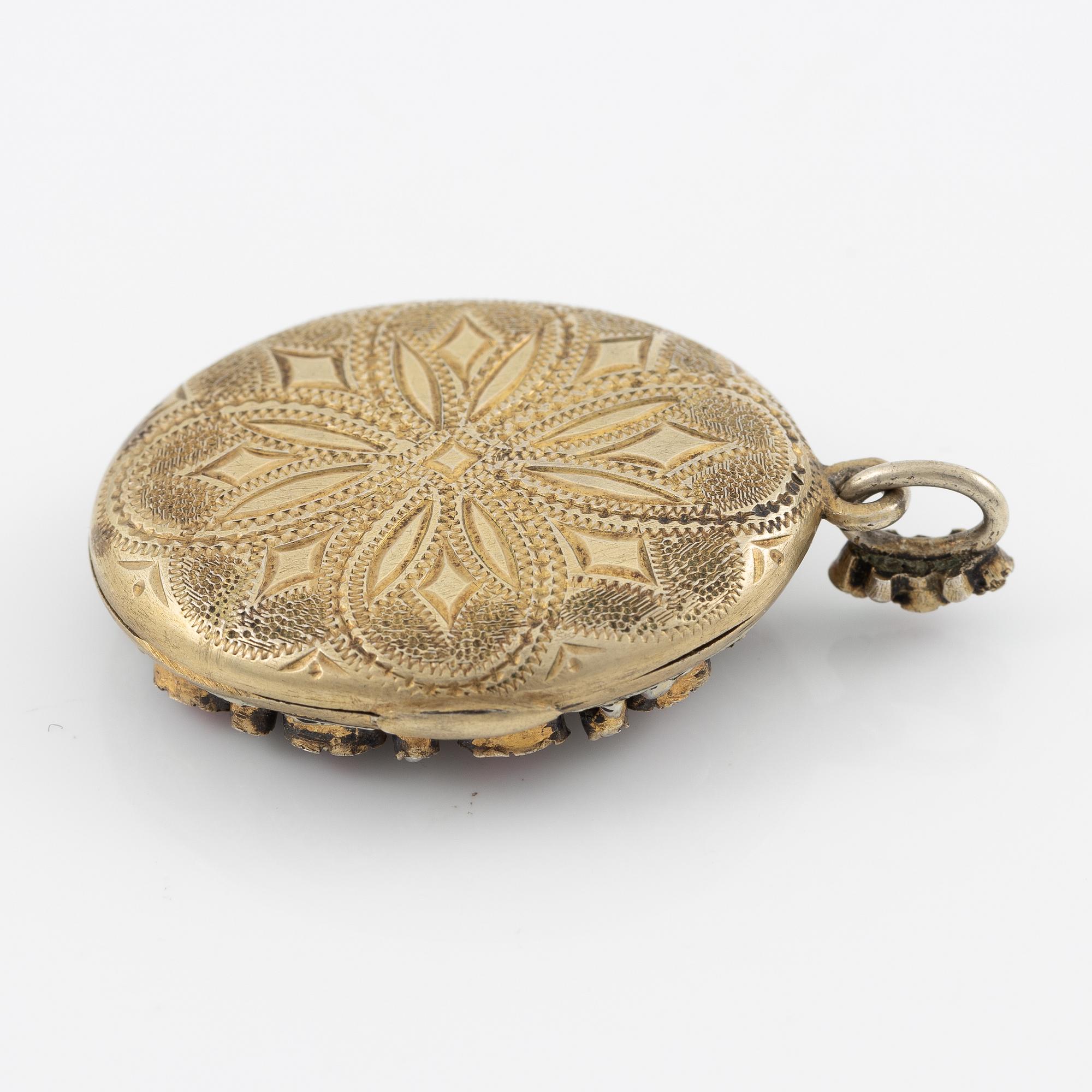 Medallion with enamel details, pearls, turquoises, and pink stones.