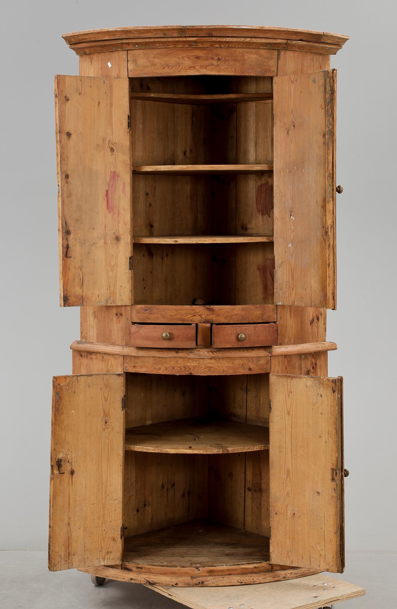 HÖRNSKÅP, allmoge, 1800-talets första hälft.