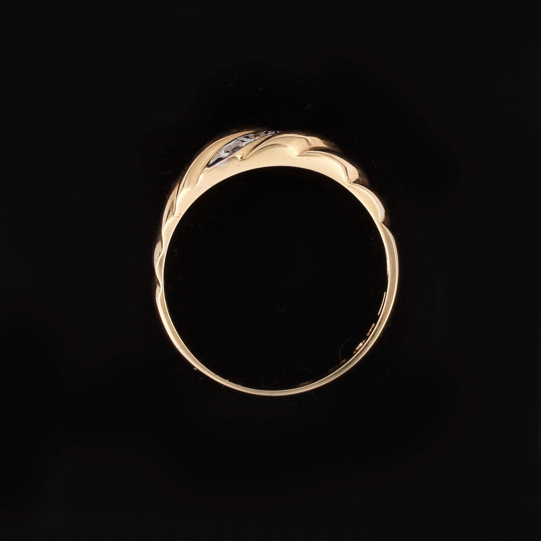 RING, 18k guld med små diamanter. Vikt 3,1g.