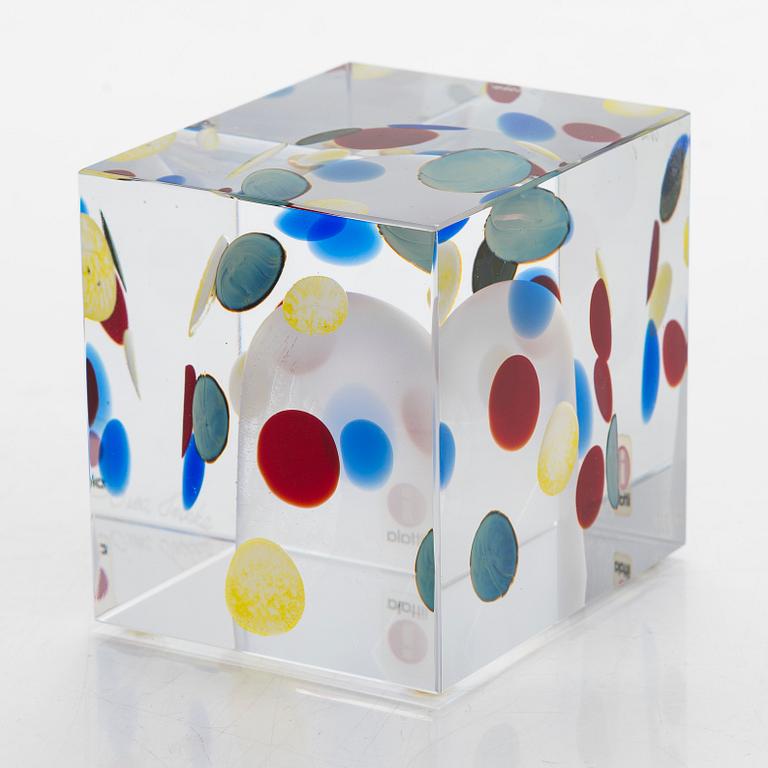 Oiva Toikka, An annual cube, signed Oiva Toikka Nuutajärvi 2003 and numbered 248/2000.