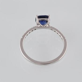 RING, 18K vitguld med briljantslipade diamanter ca 0.04 ct samt fasettslipad blå safir. Vikt 1,9 gram.