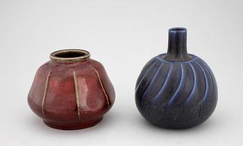 VASER, 2st, stengods. Kåge Gustavsberg resp Patrik Nordström, Den Kongelige Porcelainsfabrik, Danmark. 1900-tal.