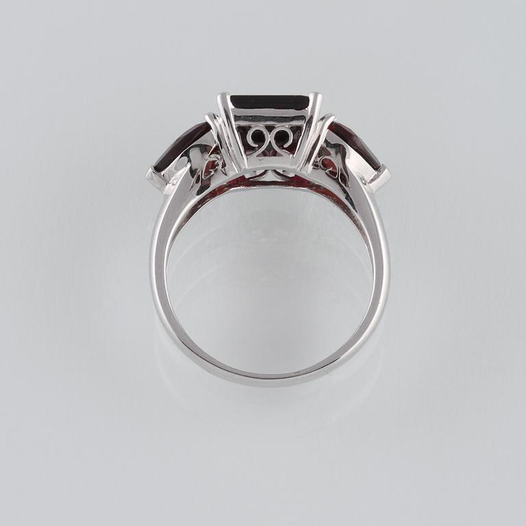 RING, 18K vitguld med fasettslipade granater ca 7.18 ct. Vikt 4,6 gram.