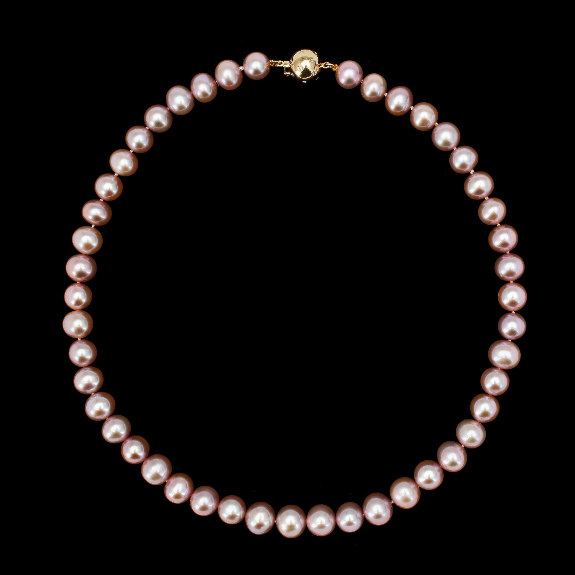 COLLIER, odlade pärlor med lås i 14k guld med diamanter tot ca0,18ct.