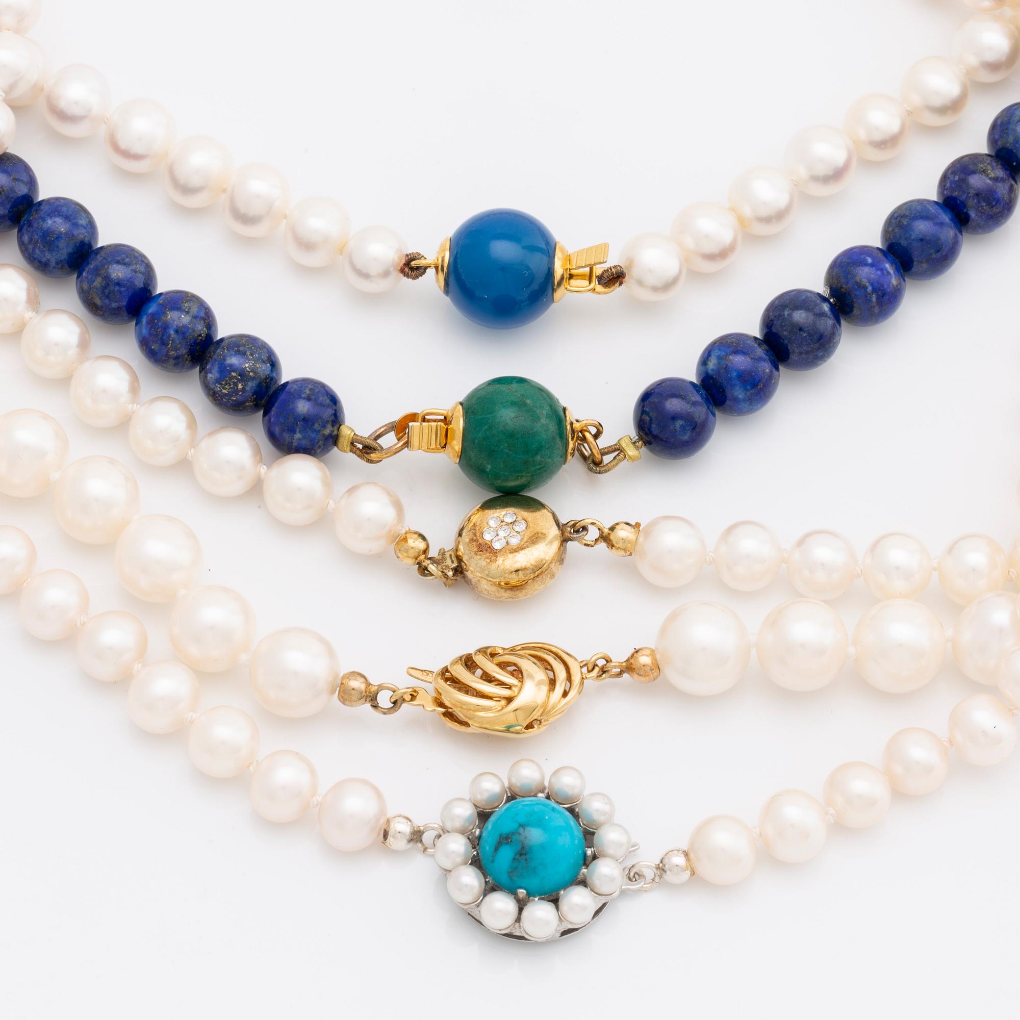 5 necklaces, cultured freshwater pearls approx 7,5-8,5 mm, lapis lazuli beads, 1 clasp 18k gold, 4 silver and metal.