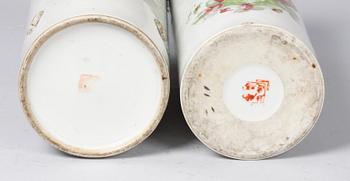 PENSELVASER, 2 st. Porslin, Kina. 1800/1900-tal.