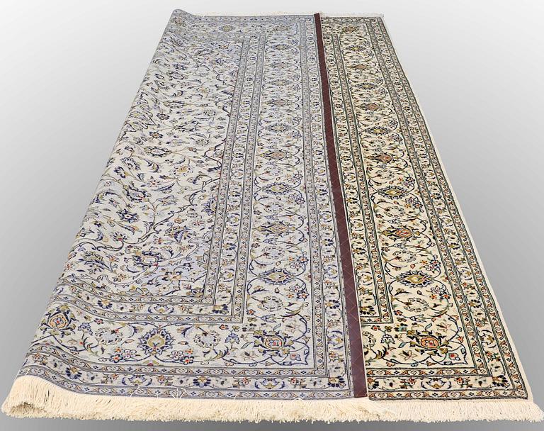 Matta, Keshan, ca 353 x 251 cm.