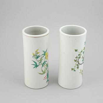 A pair of chinese vases, early 20th Century.