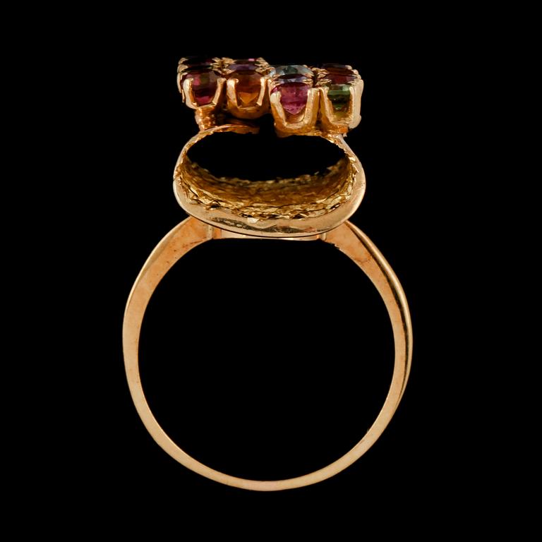 RING, 18k guld med syntetiska färgstenar. Vikt 9 g.