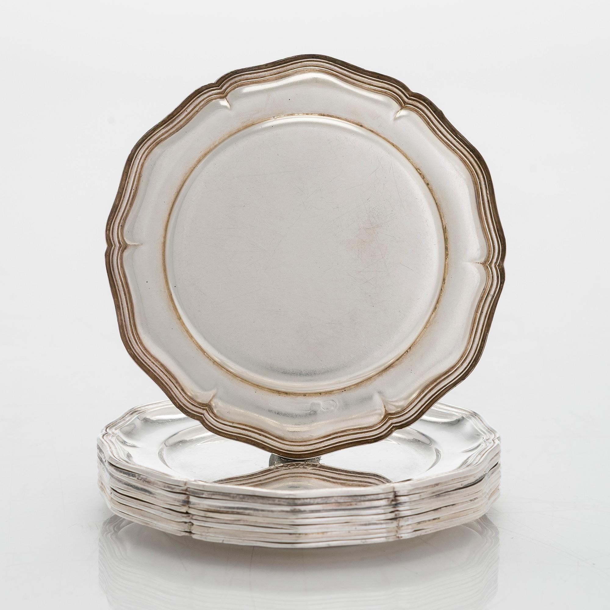 Lasinalusia, 18 kpl, cocktaillusikoita, 7 kpl, hopea, ja pullonalusia 3 kpl, alpakka, suomalaiset valmistajat, 1930-luku.