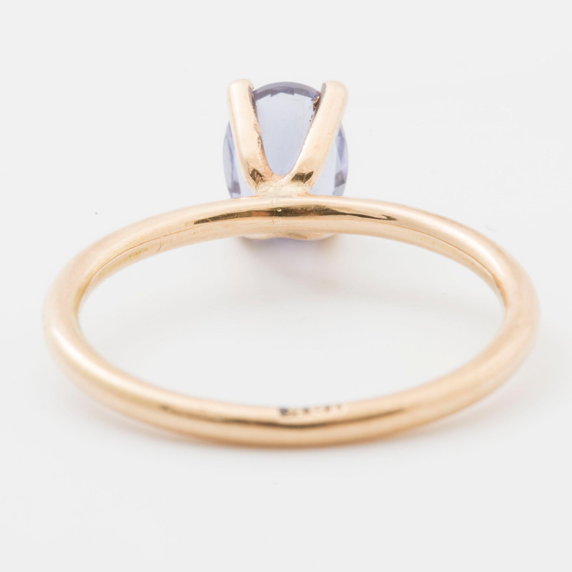 RING, med oval fasettslipad tanzanit.