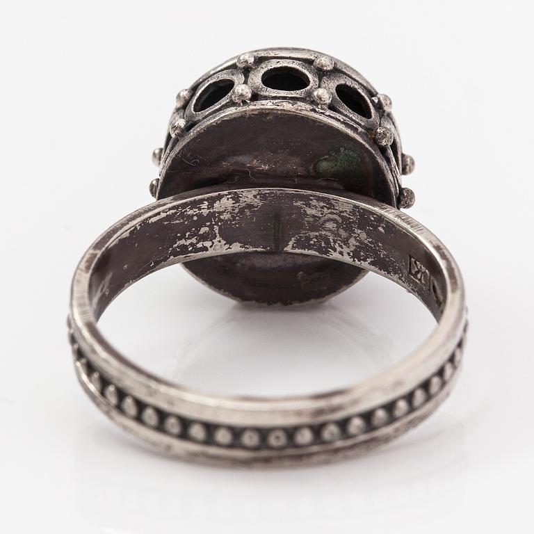 Kai Lindström, Brosch, ring och örhängen, silver, granit. Kalevala Koru, Helsingfors 1968.