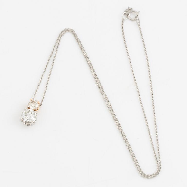 Collier med två briljantslipade diamanter. Medföljande GIA report.