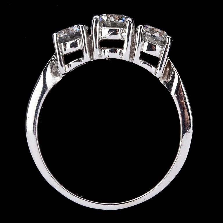 RING, tre briljantslipade diamanter, 0.54 ct, samt 2 ct 0.40 ct.