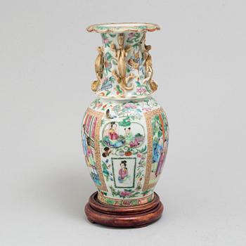 A famille rose canton vase, Qing dynasty, late 19th century.